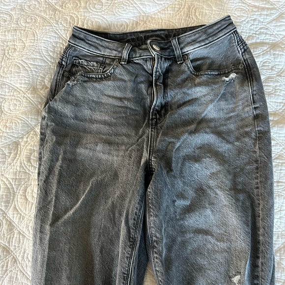 American Eagle high-waisted ripped mom jeans (SIZE 2 SHORT) - Picture 3 of 5